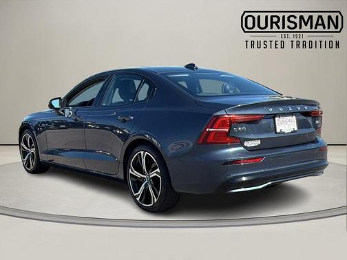 2024 Volvo S60 B5 Core Dark Theme