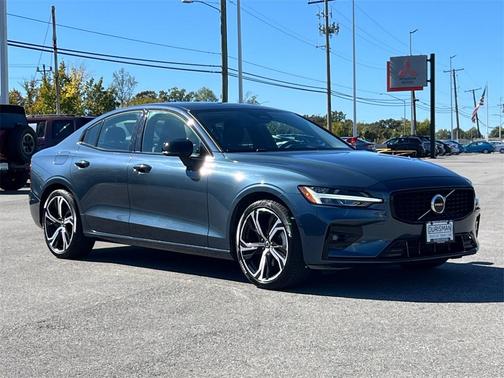 2024 Volvo S60 B5 Core Dark Theme