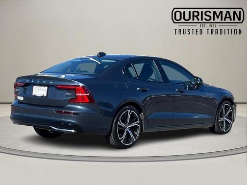 2024 Volvo S60 B5 Core Dark Theme