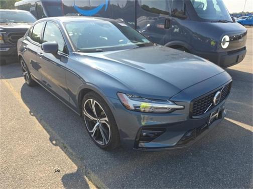 2024 Volvo S60 B5 Core Dark Theme