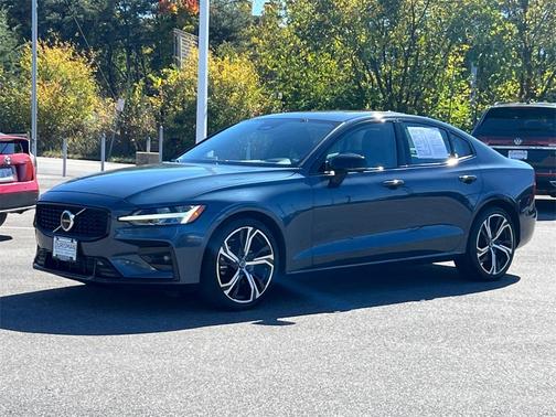 2024 Volvo S60 B5 Core Dark Theme