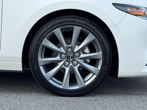Snowflake White Pearl 2025 Mazda Mazda3 FWD w/Preferred Package