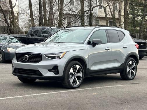 2024 Volvo XC40 B5 Plus Dark Theme