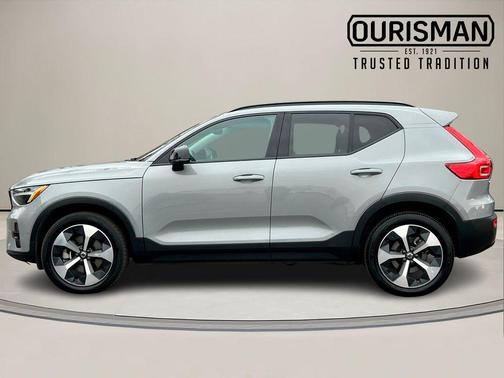2024 Volvo XC40 B5 Plus Dark Theme
