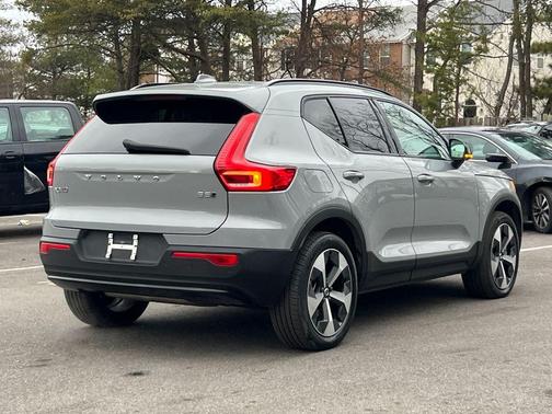 2024 Volvo XC40 B5 Plus Dark Theme