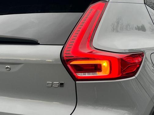 2024 Volvo XC40 B5 Plus Dark Theme