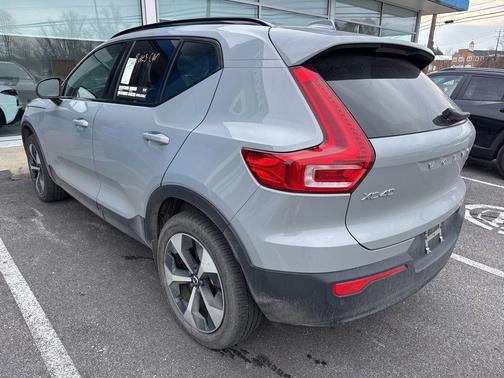 2024 Volvo XC40 B5 Plus Dark Theme