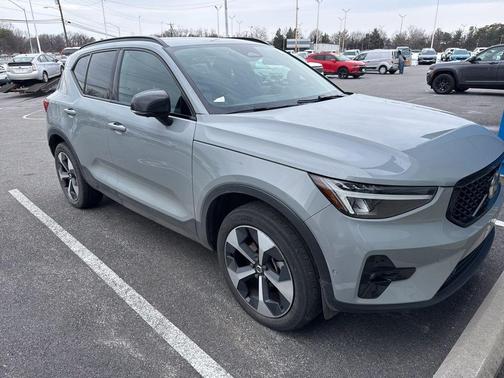 2024 Volvo XC40 B5 Plus Dark Theme