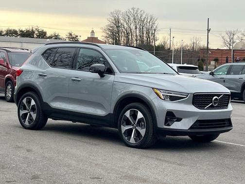 2024 Volvo XC40 B5 Plus Dark Theme