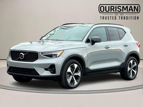 2024 Volvo XC40 B5 Plus Dark Theme