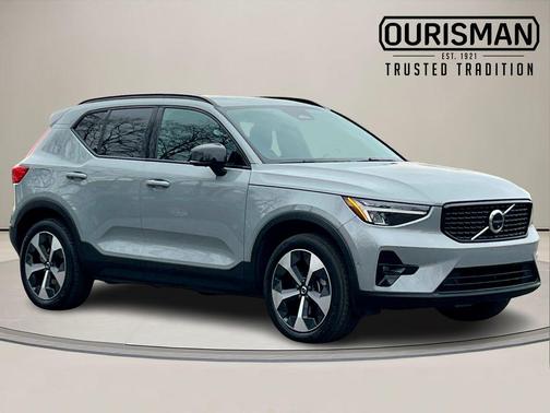 2024 Volvo XC40 B5 Plus Dark Theme
