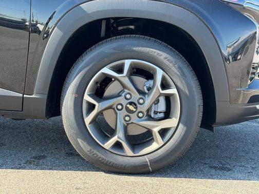 Mosaic Black Metallic 2026 Chevrolet Trax LT