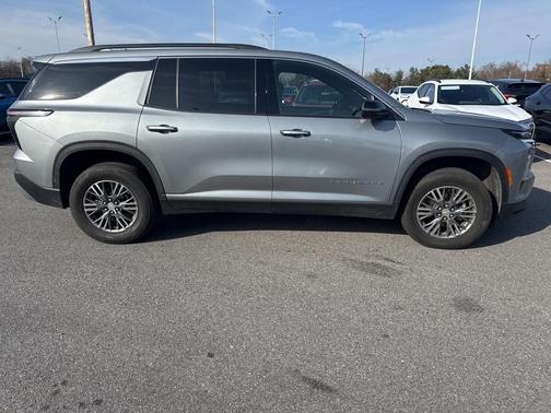 2024 Chevrolet Traverse LT