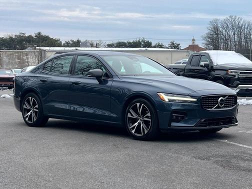 2024 Volvo S60 B5 Core Dark Theme