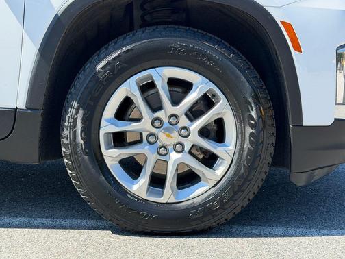 Summit White 2023 Chevrolet Traverse LS