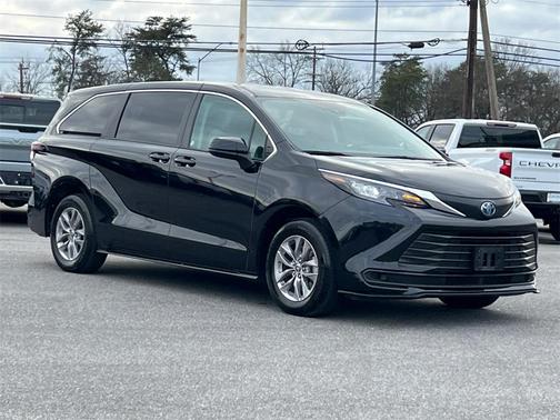 2024 Toyota Sienna LE