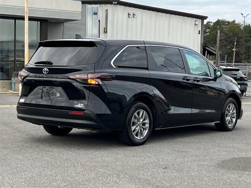 2024 Toyota Sienna LE