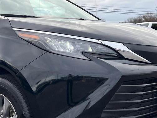 2024 Toyota Sienna LE