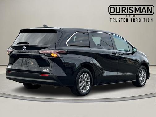 2024 Toyota Sienna LE