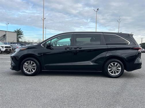 2024 Toyota Sienna LE