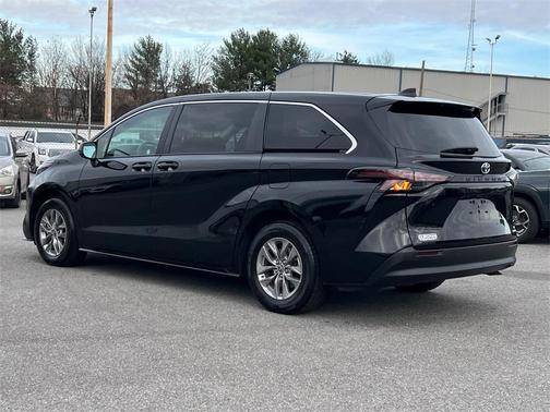 2024 Toyota Sienna LE