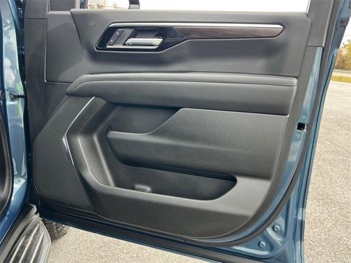 2025 Chevrolet Suburban LS