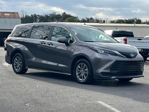 2024 Toyota Sienna LE