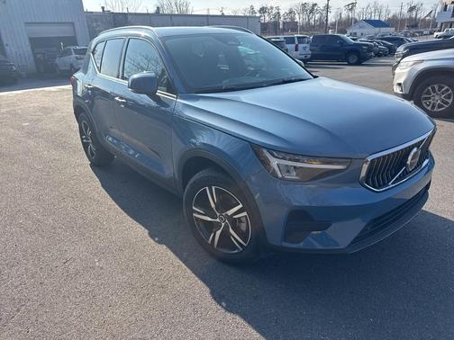 2025 Volvo XC40 B5 Core Bright Theme