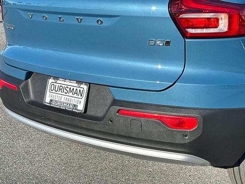 2025 Volvo XC40 B5 Core Bright Theme