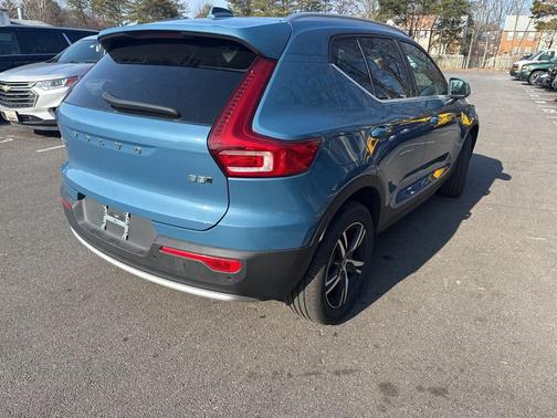 2025 Volvo XC40 B5 Core Bright Theme