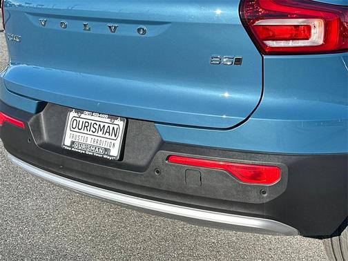 2025 Volvo XC40 B5 Core Bright Theme