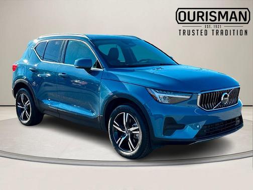 2025 Volvo XC40 B5 Core Bright Theme