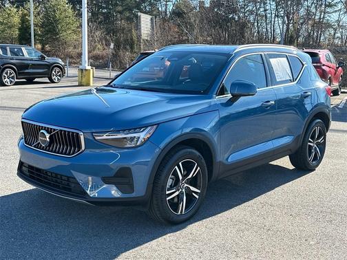 2025 Volvo XC40 B5 Core Bright Theme