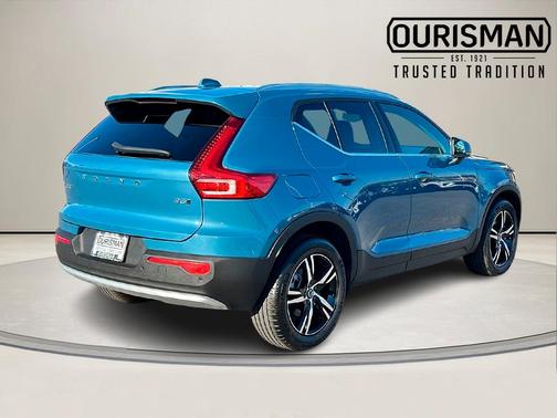 2025 Volvo XC40 B5 Core Bright Theme