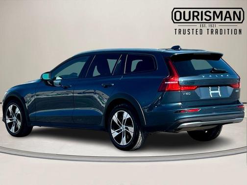 2024 Volvo V60 Cross Country B5 Plus