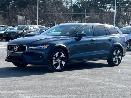 2024 Volvo V60 Cross Country B5 Plus