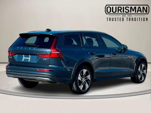 2024 Volvo V60 Cross Country B5 Plus