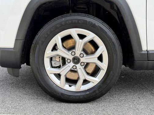 Bright White Clearcoat 2025 Jeep Compass Latitude