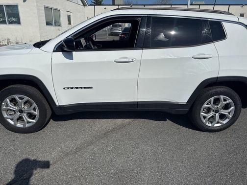 Bright White Clearcoat 2025 Jeep Compass Latitude