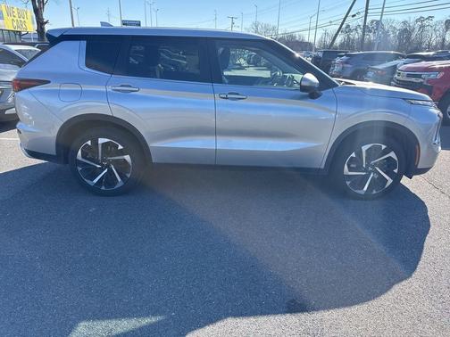 2024 Mitsubishi Outlander SE