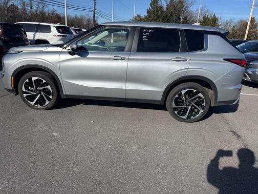 2024 Mitsubishi Outlander SE