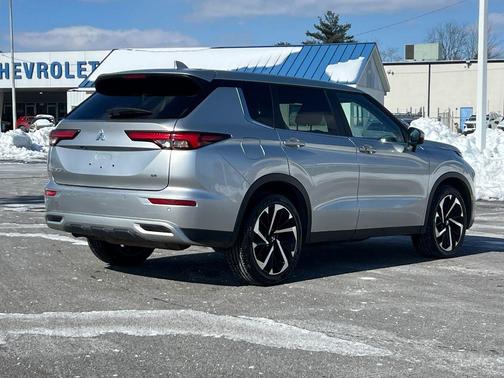 2024 Mitsubishi Outlander SE