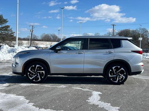 2024 Mitsubishi Outlander SE