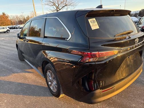 2024 Toyota Sienna LE