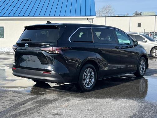 2024 Toyota Sienna LE