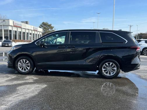 2024 Toyota Sienna LE