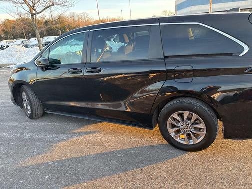 2024 Toyota Sienna LE