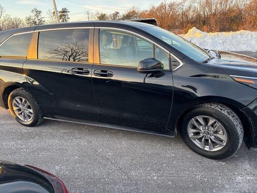 2024 Toyota Sienna LE