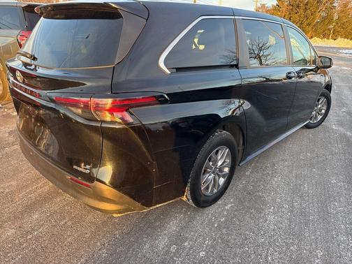 2024 Toyota Sienna LE