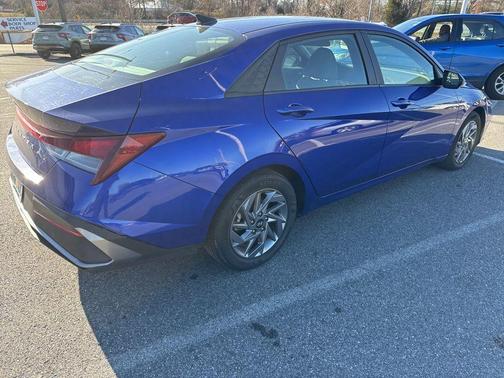 2024 Hyundai ELANTRA SEL